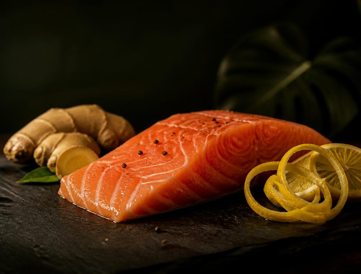 Salmón puro, cáscara de limón orgánico y raíz de jengibre